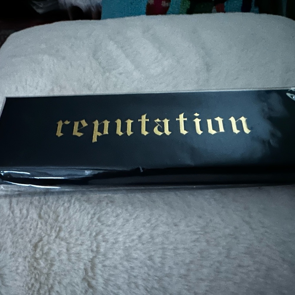 Rare Taylor Swift Black and Gold Reputation Boxed Pen Set original packaging